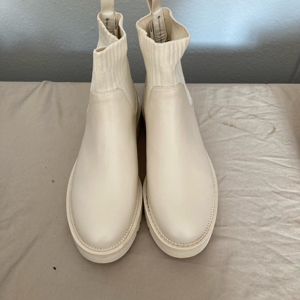 Blonde waterproof boots 9M